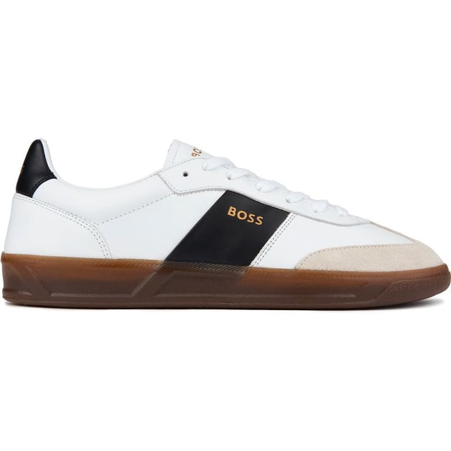 Die Sleek Boss Brandon Tenn Court Trainer sind ein Must-Have für die sportlich-stilvolle Garderobe. Diese Trainer in Premium-Leder, mit subtilen Branding und raffinierte Designer-Details, sind sicher, ein Statement zu machen, während die langlebige Gummisohle den ganzen Tag Komfort gewährleistet, bieten diese Tritte einen sauberen, klassischen Look, der mühelos mit Jeans oder Chinos für einen anspruchsvollen Stil-Upgrade passt.