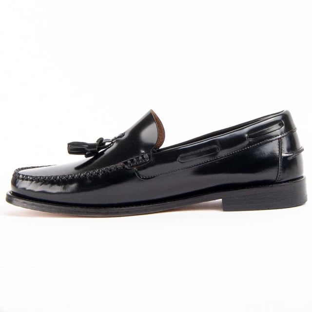 Garantía Purapiel, 10 años de garantía. Mocasín clásico para hombre. Fabricado en cuero 100% natural libre de Cromo VI. Materiales de máxima calidad. Suela cosida de cuero. Fabricado por otras marca para nuestra marca.