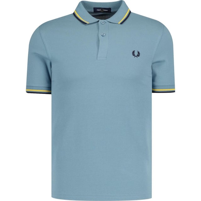 Fred Perry Twin Getipt asblauw poloshirt Fred Perry blauw poloshirt, patroon op de kraag, knoopsluiting in de nek. 100% katoen, asblauwe polo met korte mouwen