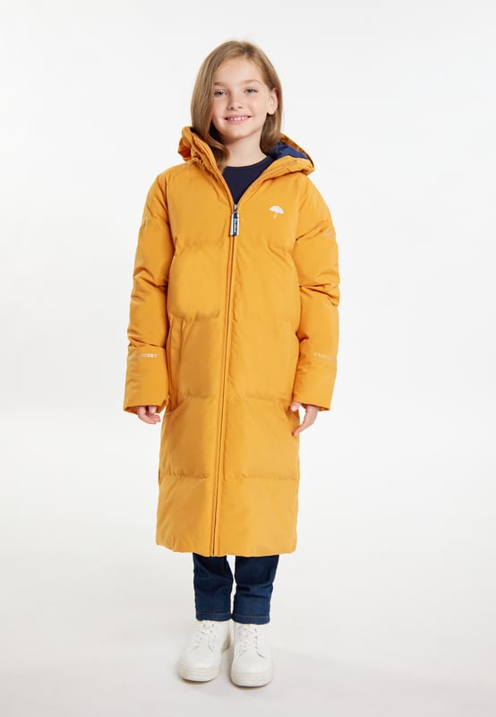 Mit diesem Schmuddelwedda Wintermantel erhalten Sie auch die Kleinen eine 100%ige Outdoor-Performance. Das synthetische Füllmaterial sorgt für eine ideale Isolierung und da die Kammern ohne Nähte verarbeitet sind, dringt keine Nässe ein. Auch sonst ist die Jacke gegen Regen und Schnee gut gewappnet, denn das Material ist wasser- und winddicht. Und da bei Schmuddelwedda immer alles gut durchdacht wird, sind die Logo-Prints lichtreflektierend, was gerade in Herbst- und Winterzeiten von Vorteil ist.  Winterjacke