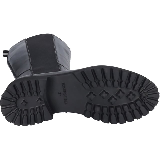 Entdecke die Eleganz und den unvergleichlichen Tragekomfort mit dem Sallina 07 – einem exquisiten Stiefel von JOSEF SEIBEL, speziell entworfen für Damen, die Wert auf Qualität und zeitlose Eleganz legen. Dieses Modell in klassischem Schwarz, sowohl am Obermaterial als auch an der Sohle, strahlt eine natürliche Schönheit aus, die in jedem Detail zum Ausdruck kommt. Gefertigt aus hochwertigem Nappa-Rindsleder, bietet der Schuh nicht nur ein ansprechendes Äußeres, sondern auch Langlebigkeit und einen haptischen Genuss. Die Sohle aus EVA, einem Material, das für seine Leichtigkeit und Flexibilität bekannt ist, sorgt für ein federleichtes Laufgefühl, während das grob strukturierte Profil zuverlässigen Halt bei jeder Outdoor-Aktivität gewährleistet. Die innovative AGO-Fertigungsart, die das Oberteil des Leders mit der Unterseite der Innensohle verbindet, bevor die Laufsohle aufgeklebt wird, steht für eine leichte und formbeständige Machart, die den Sallina 07 zu einer herausragenden Wahl für Freizeit und Streetwear macht. Der Reißverschluss erleichtert dabei das An- und Ausziehen und fügt sich nahtlos in das Design ein. Mit einem Blockabsatz von 4,5 cm Höhe bietet der Schuh eine angenehme Erhöhung, ohne den Komfort zu beeinträchtigen. Die Möglichkeit, die Innensohle herauszunehmen und durch ein eigenes orthopädisches Fußbett zu ersetzen, unterstreicht die Flexibilität und Anpassungsfähigkeit dieses Schuhmodells. JOSEF SEIBEL verpflichtet sich mit dem Sallina 07 dem Konzept der Slow Fashion - ein Zeugnis für modernen Komfort, Perfektion in Passform und Funktion, gefertigt aus hochwertigen Materialien. Ein Schuh, der nicht nur in der Freizeit, sondern bei jeder Gelegenheit glänzt, begleitet von der Gewissheit, eine Wahl getroffen zu haben, die weit über den Moment hinaus Bestand hat.