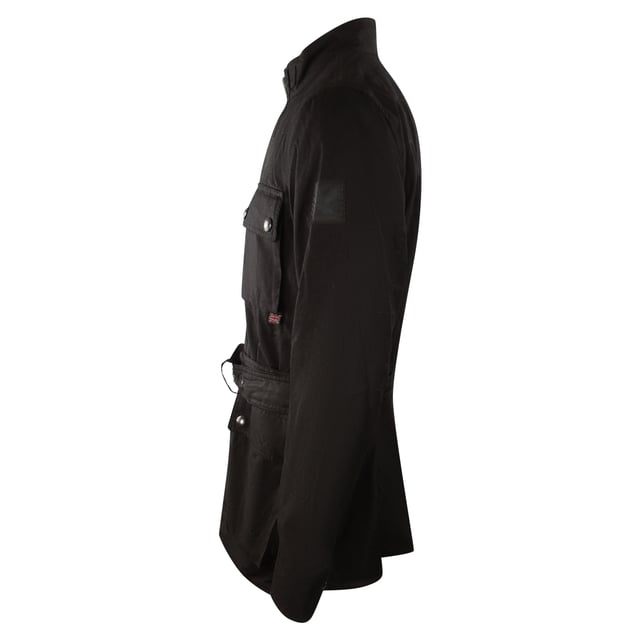 Belstaff zwarte Roadways motorjas Ervaar de ultieme veelzijdigheid en stijl met de Belstaff Black Jacket. Deze jas biedt zowel warmte als een modieus ontwerp, waardoor je moeiteloos kunt overstappen van een casual look voor overdag naar een chique avondensemble. Blijf gezellig en zie er geweldig uit met dit must-have jack! Materiaal: 100% katoen Vulling: N/A Millerain gewaxt katoenen jack, water- en windbestendig. Ritssluiting met gesp rond de taille, zwarte jas