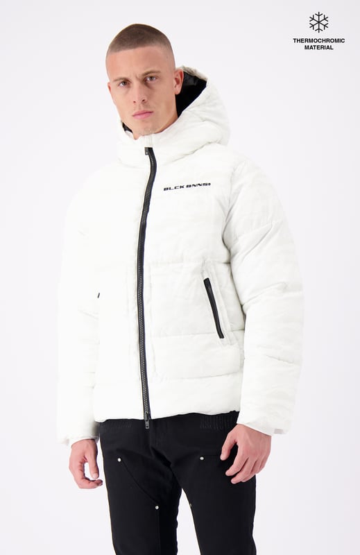 Fabricado en 100 % poliéster. El color cambia según la temperatura; diseño innovador que reacciona al color. Ajuste relajado para usar en capas cómodamente y una silueta informal. Cierre de cremallera frontal de largo completo para usar fácilmente. Dos bolsillos frontales con cremallera para un almacenamiento seguro y una mayor funcionalidad. Incluye una capucha para mayor calidez y protección en climas más fríos. La marca BLCK BNNS se destaca en la espalda y el pecho. Material aislante para mantenerte abrigado en condiciones frías. Perfecto para ropa de calle, informal o de invierno para exteriores, combinando funcionalidad y estilo.