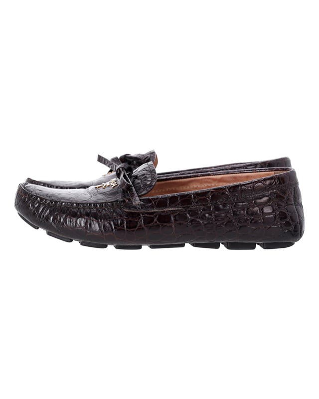 VINTAGE, RRP WIE NEU  
Tauchen Sie ein in die Eleganz mit den Prada Bow Loafers aus braunem, krokodilgeprägtem Leder. Diese Slipper sind eine raffinierte und zeitlose Wahl, die mit einer luxuriösen, krokodilgeprägten Textur und einem femininem Schleifchen-Detail versehen sind. Der reiche Braunton verleiht Wärme und Vielseitigkeit, perfekt um vom Tag in die Nacht zu wechseln.  
*mit Box  

Prada Bow Loafers aus braunem krokodilgeprägtem Leder  
Material: Leder  
Farbe: Braun  
Größe: EU37.5  
Zustand: Sehr gut  
Abnutzungserscheinungen: Mäßiger Gebrauch überall  
SKU: 365502