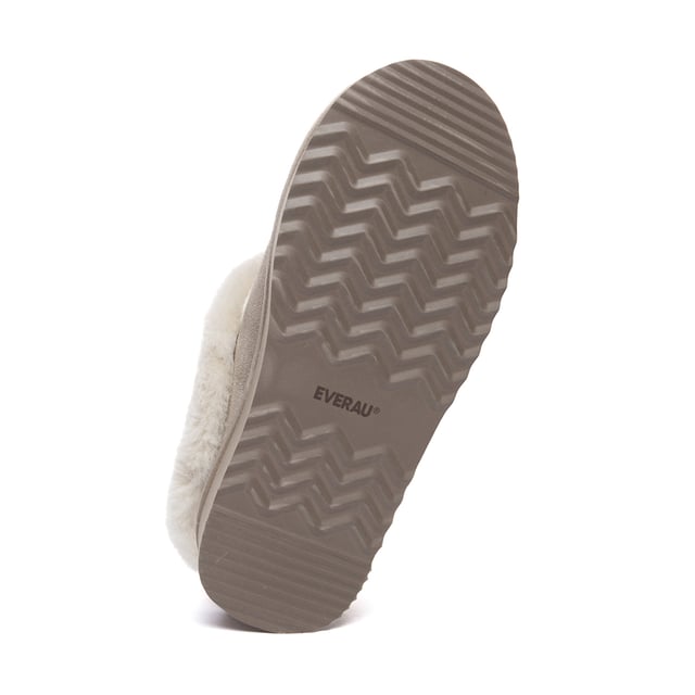 Mantente cómoda y elegante con las eternas zapatillas al tobillo Topknot, el esencial calzado de útlima moda con un moderno diseño de plataforma. Confeccionadas en cinco elegantes opciones de color, estas zapatillas envuelven tus pies en lujosa lana de oveja, ofreciendo un confort irresistible. Completadas con un mullido cuello de lana en el tobillo, su encanto perdurable garantiza que se mantengan de moda en todas las temporadas.
