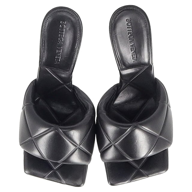 VINTAGE, RRP AS NEW
The Bottega Veneta Lido Mules in Black Leather offer a touch of luxurious elegance, designed with impeccable craftsmanship and attention to detail. These stunning sandals showcase woven lambskin leather in a chic beige hue, complemented by an elongated square open toe and a sophisticated 4-inch heel for a statement-making silhouette.
with Box, Dust bag


Bottega Veneta Lido Mules in Black Lambskin Leather
Condition: Very good
Signs of wear: Include Box., Minor markings, Lightly used but very well maintained. Minor mark at soles & creasing, light scuffing at the soles and heels.
Packaging: Box, Dust bag
Color: black
Material: Lambskin Leather
Size: EU36.5
Measurements: Heel height: 100; Insole length: 260
SKU: NAPPUGBSH373761W