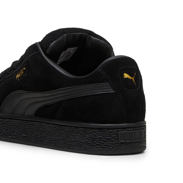 Zapatillas Puma Suede XL negras para hombre, fabricadas en ante y suela de goma. Presentan: diseño XL, lengüeta acolchada, cordones gruesos y cordones de repuesto.