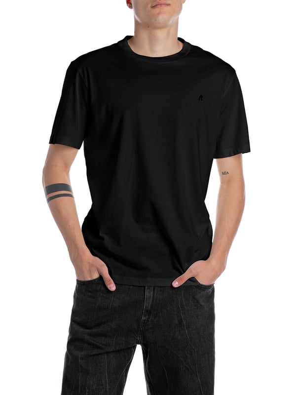 Entdecke zeitlose Eleganz und Komfort mit dem Replay T-Shirt, dem idealen Begleiter für deinen täglichen Stil. Dieses kurzärmlige, einfarbige Shirt besticht durch seinen klassischen Rundhalsausschnitt und bietet hohen Tragekomfort dank der hochwertigen Materialien.   Die feine Logo-Stickerei auf der Brust verleiht dem T-Shirt eine subtile Note von Exklusivität und unterstreicht seine Qualität. Perfekt für den lässigen Alltagslook oder als Basic-Teil in deinem Kleiderschrank, lässt es sich vielseitig kombinieren.  Das Label auf der Innenseite garantiert die Echtheit und den unverkennbaren Replay-Charakter. Ob zur Jeans oder unter einem Blazer - dieses T-Shirt bringt deinen persönlichen Stil zum Ausdruck.  Genieße den unvergleichlichen Komfort und die Langlebigkeit, die du von Replay erwartest. Bereit, jeden Tag mit Stil und Selbstbewusstsein zu meistern, ist dieses T-Shirt die perfekte Wahl für jede Gelegenheit.