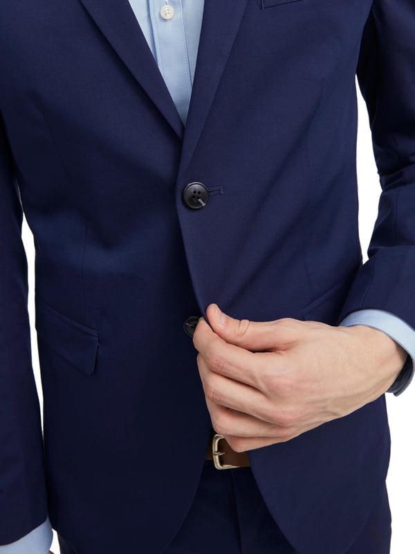 Dieser Blazer ist die perfekte Wahl für den modernen Mann, der Stil und Eleganz schätzt. Der Super-Slim-Schnitt ist eine sehr schmale Passform mit markant-elegantem Schnitt. Er ist aus hochwertigem Material gefertigt und verspricht somit einen hohen Tragekomfort. Der einreihige Blazer besitzt einen fallenden Revers und schließt mit zwei Knöpfen. Er besitzt zwei Pattentaschen und eine Brusttasche. Am Ärmelabschluss befinden sich vier Zierknöpfe. Der Blazer passt zu jedem Anlass, ob Business oder Casual.
