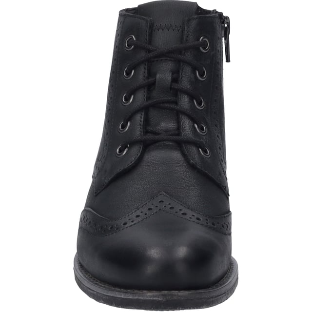 Entdecke die Eleganz und den unvergleichlichen Tragekomfort mit der Sienna 75 Stiefelette von JOSEF SEIBEL. Dieses Modell, perfekt für die Dame mit Sinn für zeitlose Mode, hebt sich durch seine Farbgebung in klassischem Schwarz hervor. Gefertigt aus feinstem Ziegenleder in Nappa-Qualität, verspricht diese Stiefelette nicht nur eine exzellente Passform, sondern auch Langlebigkeit. Die Sohle in edlem Grau aus TR (Thermoplastischem Kautschuk) unterstreicht nicht nur den modischen Anspruch, sondern bietet auch gute Rutschfestigkeit und eine lange Haltbarkeit. Der leichte Blockabsatz mit einer Höhe von 3 cm ergänzt das Design auf dezente Weise und sorgt für einen angenehmen Gang. Dank der herausnehmbaren Innensohle lässt sich der Schuh individuell anpassen und bietet die Möglichkeit, ein eigenes orthopädisches Fußbett zu verwenden, was den Tragegenuss weiter steigert. Die Schnürung garantiert eine optimale Anpassung an den Fuß und unterstreicht den casual-orientierten Look, der sich hervorragend für diverse Freizeitaktivitäten eignet. Ob beim Stadtbummel oder einem entspannten Spaziergang im Freien, die Sienna 75 Stiefelette ist der ideale Begleiter für jede Gelegenheit. JOSEF SEIBEL setzt mit seiner Produktlinie auf modernen Komfort und Perfektion in Passform und Funktion, was sich in der hochwertigen Auswahl der Materialien widerspiegelt. Die Herstellung nach der AGO-Methode, eine moderne Fertigungsart, die für Leichtigkeit und Formbeständigkeit steht, zeugt von der innovativen Ausrichtung des Unternehmens. Als Zeichen gegen Fast Fashion, repräsentiert jede Stiefelette von JOSEF SEIBEL die Werte der Slow Fashion: Beständigkeit, Qualität und ein bewusster Umgang mit Ressourcen. Mit der Sienna 75 erhältst du nicht nur einen Schuh, sondern ein Stück Tradition und Innovation, das dich in zahlreichen Lebenslagen stilvoll begleitet.