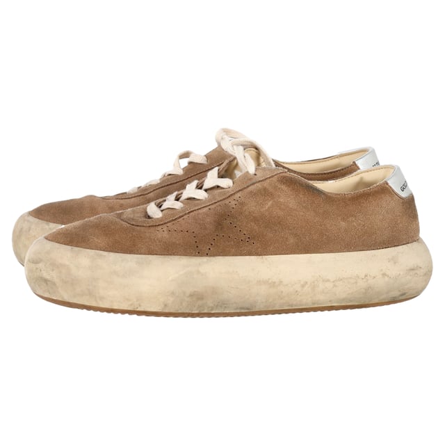 VINTAGE, RRP WIE NEU  
Die Golden Goose Space Star Sneaker aus braunem Wildleder sind der Inbegriff von mühelosem Coolness mit einem Hauch von urbanem Luxus. Hergestellt aus reichhaltigem, geschmeidigem Wildleder, präsentieren sich diese Sneaker in einem abgenutzten, vintage-inspirierten Look, der ihnen einen einzigartigen Charme verleiht. Der kontrastierende metallische Stern an der Seite setzt ein mutiges, markantes Detail, während die gepolsterte Sohle für Komfort bei jedem Schritt sorgt. Mit ihrem entspannten und gleichzeitig stilvollen Design kombinieren diese Sneaker mühelos High Fashion mit Streetwear-Flair und sind die perfekte Ergänzung für jede lässige Garderobe. Erhebe dein Sneaker-Spiel mit dem unverwechselbaren Charme und der hochwertigen Handwerkskunst von Golden Goose.  

Golden Goose Space Star Sneaker aus braunem Wildleder  

Zustand: Sehr gut  
Abnutzungserscheinungen: Geringe Abnutzungserscheinungen  
Verpackung: Box, Staubbeutel  
Farbe: Braun  
Material: Wildleder | Wildleder  
Größe: EU | 43/UK9/US10  
Maße: Absatzhöhe: 50; Einlegesohlenlänge: 340  
SKU: MRPPUGBSH446559M