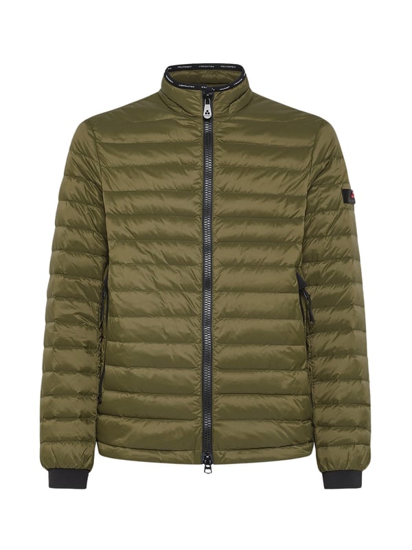 Licht gewatteerd donsjack van Peuterey met een halfmat oppervlak. Hoge kraag met geappliqueerd logoband, tweewegritssluiting in contrasterende kleur, steekzakken. Sportkleding met een dynamisch en veelzijdig karakter. Waterafstotend en donsbestendig.
