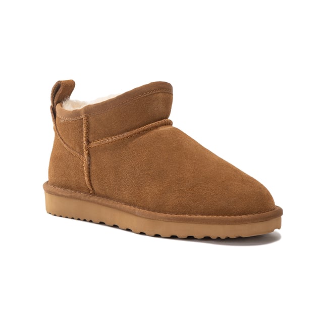 Aus Wooli Australia Mini botas clásicas de piel de oveja Airlie Minibota de moda para estar a la última de las últimas tendencias. Forro de lana suave de piel de oveja australiana genuina de primera calidad. Parte superior de gamuza de cuero completo - Resistencia al agua.Plantilla única totalmente moldeada con soporte, plantilla totalmente forrada de piel de oveja, extremadamente cómoda. Procesado de origen sostenible y respetuoso con el medio ambiente. Suela exterior de goma con mezcla de EVA de alta densidad, que la hace más ligera, suave y duradera. Doble costura y talón reforzado. La piel de oveja respira permitiendo que los pies se mantengan calientes en invierno y frescos en verano.