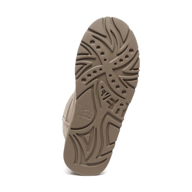 Wenn Sie nach zusätzlicher Höhe und Unterstützung suchen, sind die Dusky Stiefel ideal. Sie lassen sich mühelos mit einem passenden Trainingsanzug kombinieren, was sie großartig für das gemütliche Loungen drinnen oder schnelle Ausflüge macht. Sie kombinieren Komfort und Stil tadellos und sind wesentlich für die kühleren Jahreszeiten. Produktnummer: EAU3016 Beschreibung: Obermaterial aus Kuhwildleder - Futter aus Schafswolle - EVA-Sohle