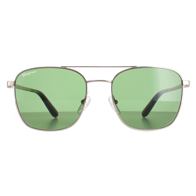De Salvatore Ferragamo SF158S 717 goudgroene zonnebril is een vliegeniersbril gemaakt van lichtgewicht metaal. De dubbele brug, siliconen neuskussentjes en kunststof pootuiteinden zorgen de hele dag voor comfort. De slanke poten zijn gegraveerd met het Ferragamo embleem.