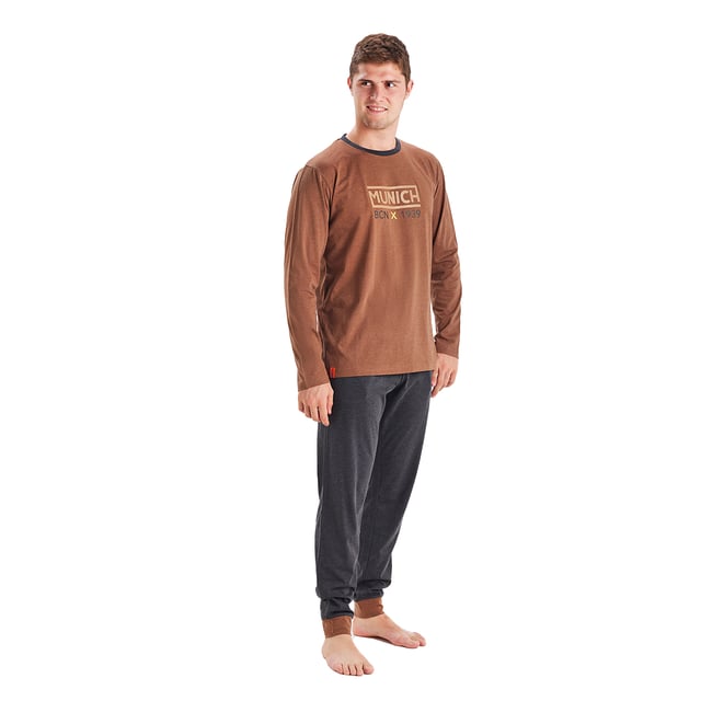 Entdecken Sie den Komfort und die Eleganz der Munich-Herrenpyjamas.

 Dieser Pyjama ist perfekt, um kalte Nächte mit einem Hauch von Eleganz zu genießen. Seine weiche Textur sorgt für außergewöhnliche Wärme, ideal zum Entspannen zu Hause.

 Das Set umfasst ein langärmeliges T-Shirt, das sich durch sein modernes Design auszeichnet und mit einer eleganten Stickerei mit dem Namen der Marke verziert ist.

 Andererseits verfügt die Hose über einen elastischen, mit Kordelzug verstellbaren Bund, der eine perfekte Passform und Bewegungsfreiheit garantiert. Darüber hinaus sind sie mit praktischen Seitentaschen ausgestattet, in denen Sie Ihre wichtigsten Gegenstände transportieren können, während Sie Momente der Entspannung genießen.

 Elastische Bündchen an der Hose sorgen für einen Hauch von Stil und Komfort und halten sie an Ort und Stelle.
 Komposition: T-Shirt: 60 % Polyester, 40 % Baumwolle; Hose: 60 % Polyester, 40 % Baumwolle
 Pflege:
- Im Schonwaschgang waschen.
 - Verwenden Sie immer kaltes oder warmes Wasser.
 - Benutzen Sie keinen Trockner. Es ist besser, es an der Luft zu trocknen.
 - Bei Bedarf bei niedrigen Temperaturen bügeln.
 - Verwenden Sie kein Bleichmittel.