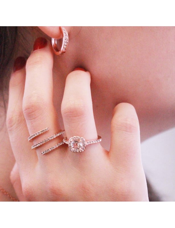 Vår Spiral-ring vet hur man sticker ut med sin originella design. Dess 18k roséguldpläterade finish och österrikiska kvalitetskristaller gör den till den perfekta presenten.