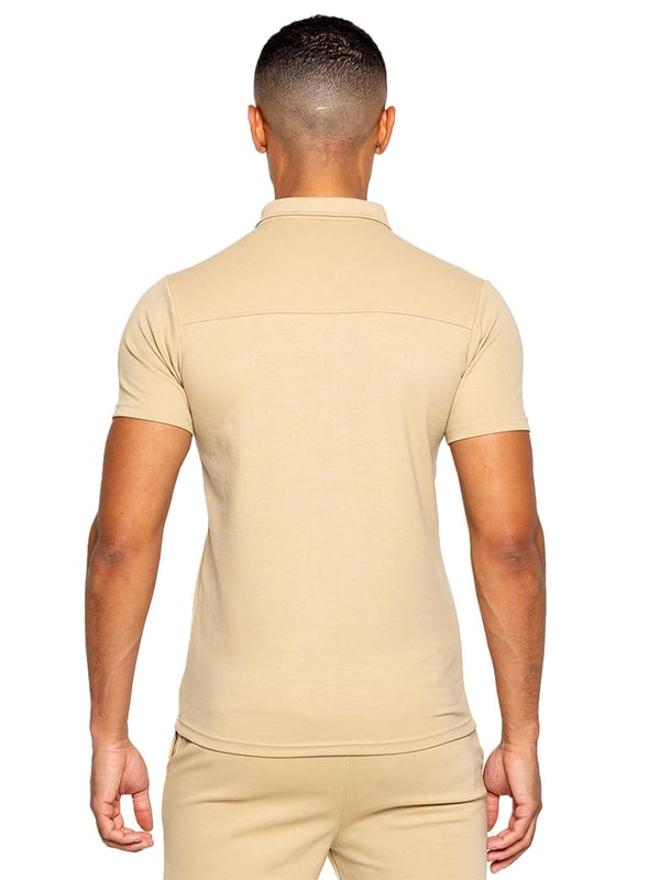 Das Enzo Milano Poloshirt besticht durch ein anspruchsvolles Kragendesign mit einem Viertelreißverschluss, das eine moderne Wendung eines klassischen Stils bietet. Die kurzen Ärmel und der sorgfältig genähte Saum tragen zu einem polierten, raffinierten Erscheinungsbild bei, das sich sowohl für legere als auch semi-formelle Anlässe eignet. Hergestellt aus hochwertigem Stretchstoff, gewährleistet dieses Poloshirt außergewöhnlichen Komfort und Bewegungsfreiheit, was es zur idealen Wahl für den ganzen Tag macht.