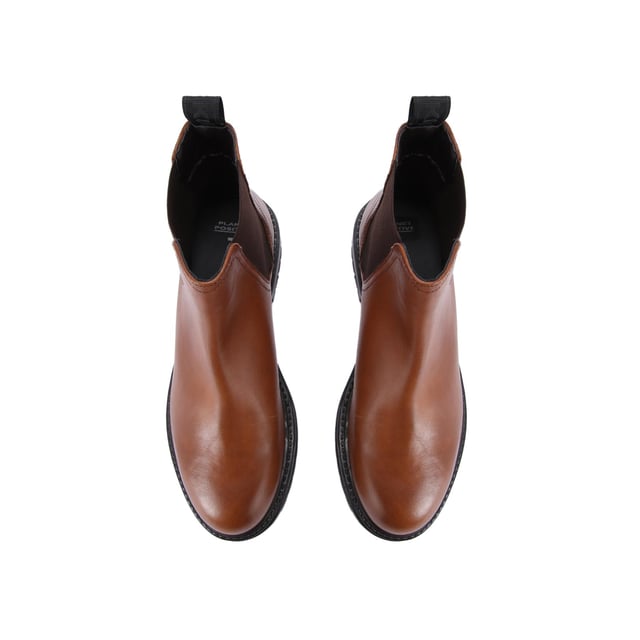 The KG Kurt Geiger Tasha boot features a rich tan leather upper. The ankle features two elasticated panels for slip on comfort. There is a small KG Kurt Geiger pull tab as well as gunmetal KG stud a the back of the ankle.