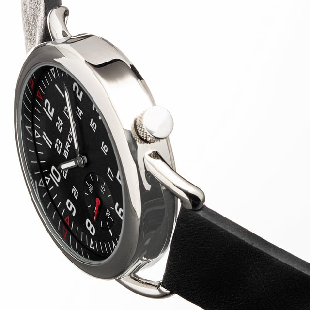 Gepolijste aluminium behuizing; Precisie Japans Seiko Quartz uurwerk; Niet-verblindend krasbestendig mineraal kristal; Logo-gegraveerde roestvrijstalen achterkant van de behuizing; Echt lederen band; Logo-gegraveerde roestvrijstalen sluiting; Lichtgevende wijzers; Seconden sub-wijzerplaat; 42 mm kastdiameter; 5 ATM waterbestendigheid;