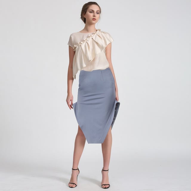 Een verleidelijke snit, dit stuk biedt openingen aan de zijkanten subtiel de benen onthullen. High-end afwerkingen met satijnen versieringen door de zoom verbeterd met gouden vooringenomenheid. Combineer met een shirt of blouse voor een verfijnde look.
• Vorm: potlood met ruches die aan de zijkanten opduiken
• Lengte: 75 cm
• Invisible Zipper Center Back