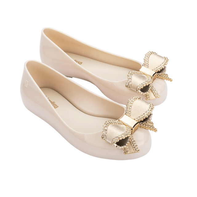 Dress your baby girl to the nines with the Mini Melissa Sweet Love IV! The maxi bow on the vamp adds a romantic twist and a delicate touch to the ballerina. Only the top of the foot is left exposed, and an extra strap with a buckle ensures a snug fit and extreme stability for your mini. The insole is notably comfortable and the color palette is to die for!