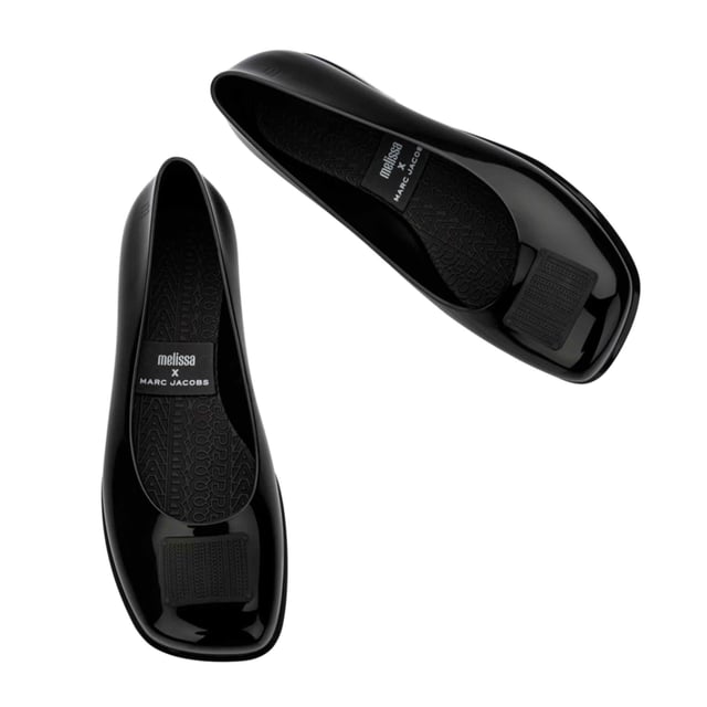 Unleash the inner fashionista with the Melissa Renovao + Marc Jacobs, a newcomer from the acclaimed collab with the celebrated designer. Inspired by ballet flats, it features a metallic finish, and is casual and extremely lightweight. Another highlight is a paint outlined PVC adornment. The style is perfect for any occasion