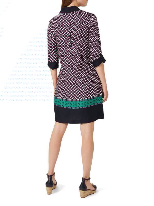 Infinitely versatile. Featuring a contemporary geo print, the Marci dress is cut to a relaxed shift silhouette. Boasting a multitude of styling possibilities, wear it as a dress or over jeans or trousers.