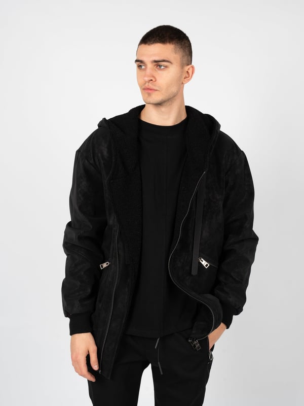 Einfaches Design
Mit Kapuze
Aus gefärbtem Kunstwildleder
Mit einem logoisierten Reißverschluss geschlossen
Vorne zwei mit Reißverschluss verschließbare Taschen
Ärmel und unterer Teil der Jacke sind mit einem elastischen Bund abgeschlossen
Futter aus Kunstpelz
Aus hochwertigem Stoff gefertigt
Hergestellt in Italien