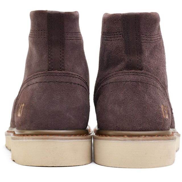 Experimente la elegancia resistente de la bota Caterpillar Narrate, que combina el encanto masculino con una comodidad duradera. Póngase la parte superior de gamuza marrón intenso, completamente forrada para sus aventuras durante todo el día. La suela de goma resistente se agarra a los caminos de la vida, mientras que la suela exterior de EVA liviana amortigua cada paso. La marca distintiva de CAT agrega ese sello de garantía de calidad.