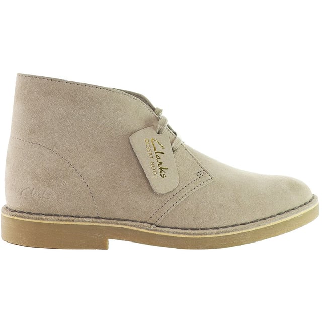 Las botas Clarks Desert para mujer en color marrón son una opción clásica y versátil para las mujeres que aprecian el estilo atemporal, la comodidad y la calidad. Clarks es famosa por su compromiso con la fabricación de calzado cómodo y bien hecho, y las botas Desert son una de sus creaciones icónicas. Aquí tienes una descripción de las principales características:

 Parte superior de ante o piel:  Las botas Desert se fabrican normalmente con una parte superior de ante o cuero de primera calidad, que proporciona tanto calidad como un aspecto elegante. Puedes elegir entre ante y piel en función de tu estilo personal y tus preferencias.

 Estilo de bota chukka:  Las botas Desert presentan un estilo de bota chukka, caracterizado por su corte a la altura del tobillo y su diseño sencillo y sin adornos. Este diseño añade un toque de elegancia y versatilidad a las botas, haciéndolas adecuadas para diversas ocasiones.

 Cierre de cordones: estas botas suelen tener un cierre de cordones, que permite un ajuste seguro y regulable. Los cordones añaden un aspecto clásico y versátil a la vez que garantizan un ajuste personalizado.

 Suela de crepé: Las botas vienen con una suela de crepé, conocida por su comodidad y amortiguación. Proporciona una excelente absorción de impactos y reduce la fatiga, haciéndolas cómodas para un uso prolongado.