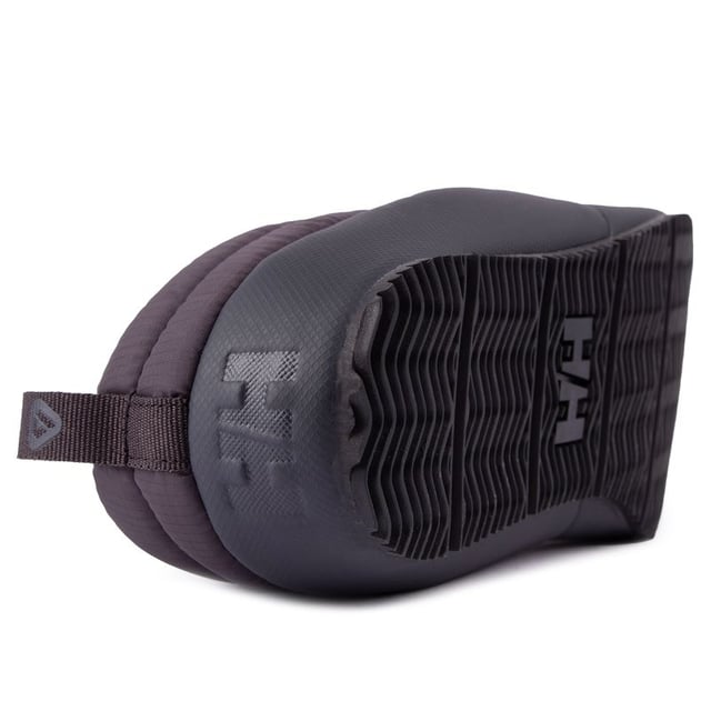 Ontworpen om de stabiliteit van een schoen te bieden. het comfort van een pantoffel en de flexibiliteit om van binnen naar buiten te stappen. maakt deze Cabin Loafer van Helly Hansen tot een favoriet loungewear-item. Deze duurzame pantoffels zijn waterafstotend. hebben een rubberen zool met maximale grip. voorzien van warm. gezellige PrimaLoft® Eco-isolatie en het bovenwerk bestaat uit meer dan 80% gerecyclede materialen. Of je nu bij de open haard zit of met de hond een blokje om loopt. dit zijn de schoenen die je nodig hebt voor een goede winter.