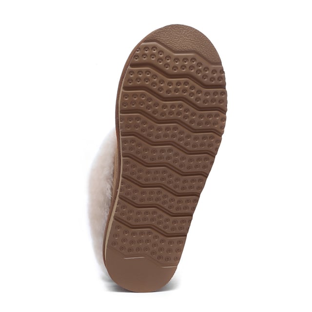Estas acogedoras pantuflas con costura central y cuello completo ofrecen una invitación a disfrutar de una comodidad incomparable. Confeccionado con un forro y una plantilla hechos de piel de oveja, proporciona calidez transpirable para los pies fríos. Especificación: Parte superior de gamuza Forro cálido de lana de piel de oveja Plantilla de lana de piel de oveja suave Suela Eva Tecnologías: Parte superior resistente al agua Suela ligera