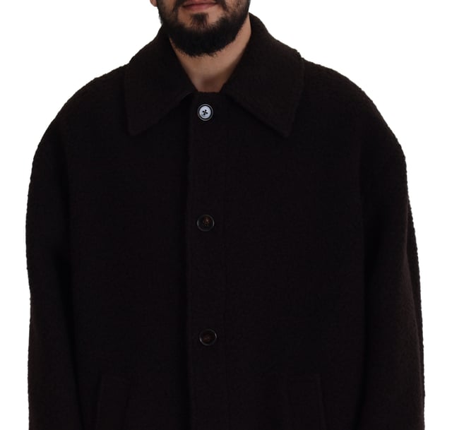 100% authentiek Dolce & Gabbana donsjack met knopen
  Vervaardigd in Italie
  Volledige knoopsluiting
  Strakke zwarte kleur
  Logo details
  Materiaalsamenstelling: 45% Alpaca 45% Wol 10% Nylon
  Voering: 100% Viscose