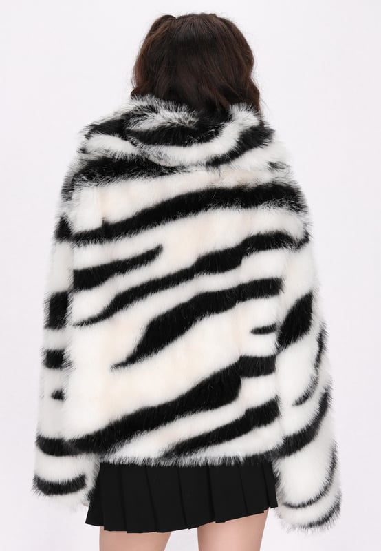 Laat je wilde kant zien met dit statement-jack met opvallend bontpatroon met zebraprint. De pluizige textuur straalt warmte uit, perfect voor koude dagen. Compleet met een kraag en lange mouwen, de kortere snit en de zichtbare ritssluiting voegen een vleugje edgy verfijning toe aan dit outwear-stuk.  Jas