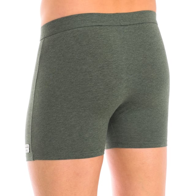 El pack de 2 bóxers Ocean de algodón orgánico para hombre, es una opción consciente y cómoda para hombres que valoran tanto la calidad como el respeto al medio ambiente en su ropa interior.

Cada bóxer del pack está fabricado con algodón orgánico, cultivado sin el uso de pesticidas ni fertilizantes sintéticos, lo que asegura un producto final suave, transpirable y respetuoso con la piel. Esta elección no solo es beneficiosa para quien lo usa, sino también para el entorno.

El algodón orgánico utilizado en los bóxers Ocean proporciona una sensación natural y confortable, ideal para pieles sensibles y para mantener la frescura durante todo el día. La tela es suave al tacto y ofrece una excelente gestión de la humedad, manteniendo la piel seca y cómoda en cualquier situación.

La cintura elástica de los bóxers Ocean garantiza un ajuste seguro y cómodo, adaptándose a la forma del cuerpo sin causar molestias. Las costuras reforzadas aseguran durabilidad y resistencia, permitiendo que la prenda conserve su forma y calidad tras múltiples lavados.

Disponibles en una variedad de colores naturales y diseños simples, el pack de 2 bóxers Ocean de algodón orgánico combina funcionalidad con responsabilidad ambiental. Es la elección perfecta para hombres que buscan una ropa interior que no solo ofrezca confort y soporte, sino que también refleje sus valores hacia un estilo de vida más sostenible.

El pack de 2 bóxers Ocean de algodón orgánico es una inversión consciente y cómoda para hombres preocupados por el medio ambiente y la calidad en su ropa interior. Estos bóxers proporcionan una experiencia de uso agradable y responsable, asegurando confort y frescura mientras se contribuye positivamente a la protección del planeta.
 Composición: 95% Algodón, 5% Elastano
 Cuidados:
Lavar a temperatura máxima 30º.
No usar lejía.
No usar secadora.
No planchar.
No lavar en seco.
