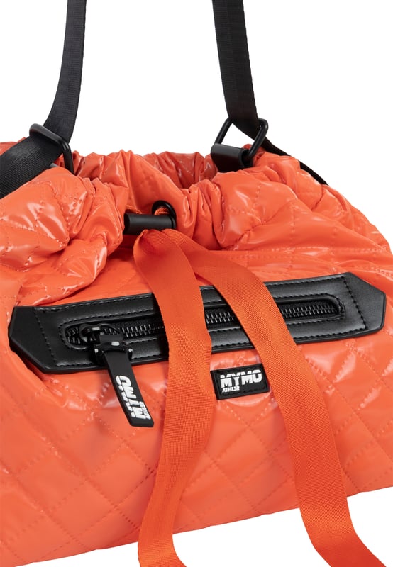 Met de myMo ATHLSR sporttas wordt naar de sportschool gaan iets relaxter. Het zachte, glanzende materiaal met fijne ruitstiksels getuigt van veel trendbewustzijn en biedt voldoende ruimte voor yogabroeken, shirts etc. De grote ritssluiting aan de voorzijde is ideaal voor snelle bediening, de zachte binnenvoering wordt veilig beschermd met een magneetsluiting en trekkoord. Een logoplaat en een rubberen hanger met logorits maken het casual ontwerp compleet. Met zijn perfecte formaat is deze tas een geweldige metgezel, zowel tijdens het sporten als op reis. Afmetingen: 45 cm x 27 cm x 20 cm (BxHxD)  Sporttas