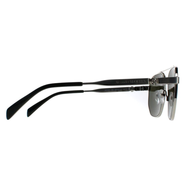 Las gafas de sol Alexander McQueen Aviator Unisex Silver Green AM0458S son el pináculo de la sofisticación y el estilo. Meticulosamente elaboradas, estas gafas icónicas combinan la elegancia clásica con un toque moderno. La elegante montura metálica, adornada con llamativos detalles metálicos en las patillas, irradia un lujo atemporal. Su silueta de aviador no sólo complementa varias formas de cara, sino que también ofrece protección UV, garantizando tanto el atractivo de la moda como el cuidado esencial de los ojos. Ya sea en la ciudad o en la playa, estas gafas de sol son sinónimo de gusto refinado y artesanía inigualable.