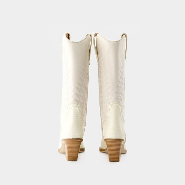 Permítanos presentarle las botas Rosario 60 de Paris Texas, donde la moda de alta gama se une al encanto contemporáneo. Estas botas son una impresionante mezcla de estética lujosa y diseño moderno, que te ofrece una opción sorprendente para mejorar tu colección de calzado. Piensa en las botas Rosario 60 como la pieza central de tu conjunto de moda. Combínalas con una falda midi fluida, un jersey entallado de cuello alto y accesorios de statement para conseguir un look a la última, perfecto para las inauguraciones de galerías o para una noche en la ciudad. Paris Texas Las botas Rosario 60 ejemplifican el compromiso de brand con la excelencia y el estilo, ofreciéndote una opción de calzado excepcional que combina a la perfección la sofisticación clásica con el encanto contemporáneo. Sal con confianza, mostrando tu sensibilidad única por la moda y la cautivadora elegancia de estas botas. Altura del tacón: 6 cm. Colores: Blanco - Hueso. Material principal: piel de becerro repujada en lagarto. Material de la suela: cuero. Material del forro: cuero. Cierre: fácil de poner. Forma de la punta: punta puntiaguda. Ajuste: fiel a la talla - Tallaje: europeo.