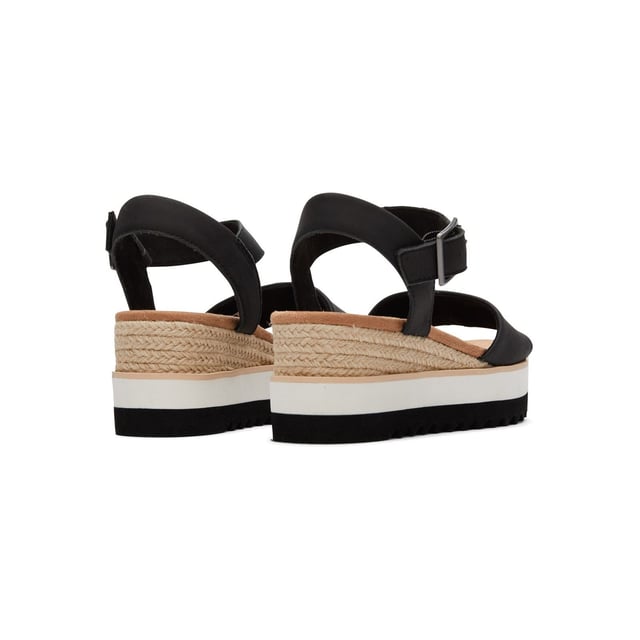 Die Diana Sandale für Damen ist ein halbhoher, cremefarbener Plateau-Keilschuh mit allen funktionellen Eigenschaften für Komfortliebhaberinnen, wie einer ultraleichten Zwischensohle mit stilvollem Seilwickeldetail und einem verstellbaren Knöchelriemen für einen einfachen, sicheren Sitz.