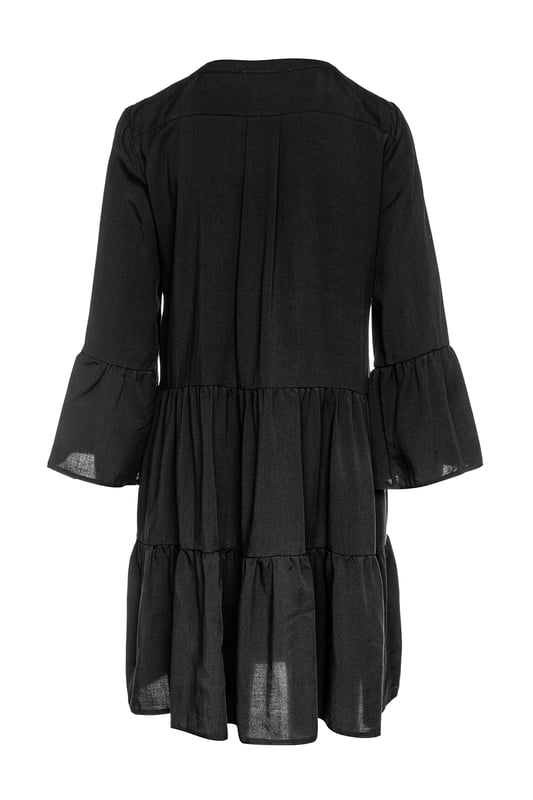 Vestido negro con costuras fruncidas en tejido de tencel tejido. Mangas acampanadas 3/4. Escote redondo con una abertura en V de 24 cm en la parte delantera. Broche a presión en el interior en la parte inferior de la V para evitar que se abra demasiado. Doble capa de forma oblonga debajo de la abertura en V en la parte delantera. El vestido tiene dos paneles fruncidos de 24 cm de ancho. Pliegue doble en la parte posterior. Silueta suelta en línea A. Largo por encima de la rodilla.