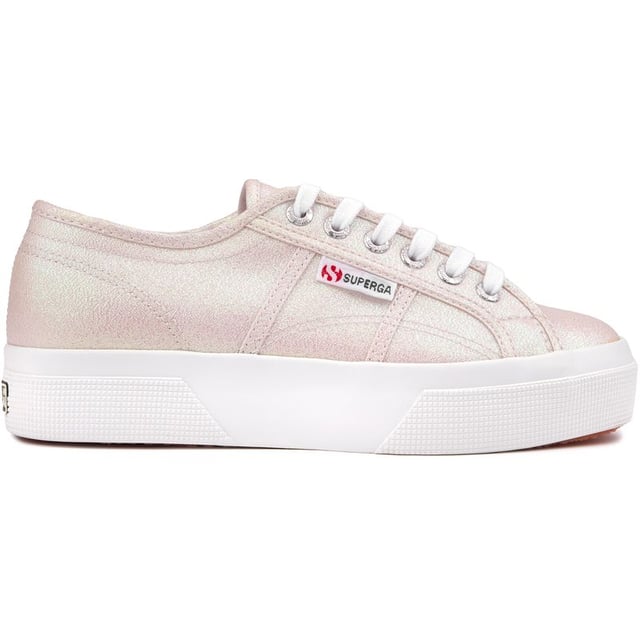 Eleva tu estilo con las zapatillas Superga 2740 Platform Lame. Esta elegante zapatilla cuenta con una suela con plataforma plana de 3,5 cm que le da un toque moderno a un look clásico. La parte superior de lona y la suela de goma vulcanizada brindan comodidad atemporal, mientras que los ojales de metal grabados añaden un carácter único. Perfecta para hacer una declaración de moda sin esfuerzo, la zapatilla de lona Superga 2740 Platform Lame está en la cima de tu lista.