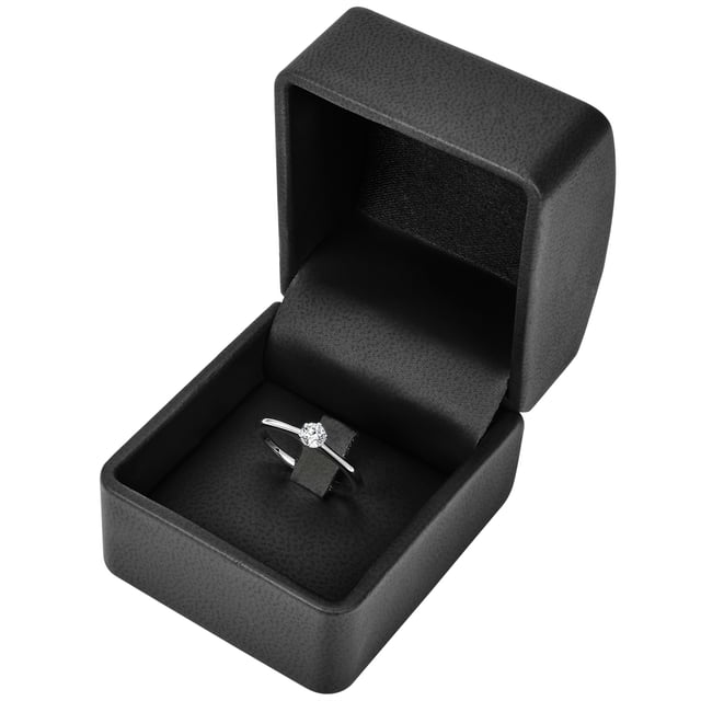 Hearts in the heart: This simple and exceptionally filigree engagement ring of the manufactory in 1934 optically relies on understatement and yet stands for great feelings. The narrow ring rail is decorated by a sparkling zirconia-solitary, very classic in a recording that makes the jewelry stone shine and at the same time offers a safe hold. Thanks to the brilliant cut with 57 facets, the zirconia looks deceptively similar to a real diamond - a wonderful engagement ring that accompanies her loved one for many years and wears both solo and cuts a good figure as a pretense ring.