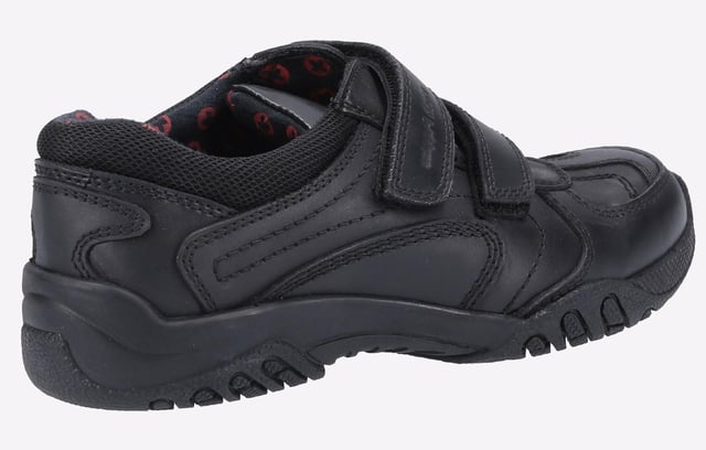 Classic jongens terug naar school schoen van Hush Puppies - Jezza 2 heeft een leren bovenwerk en een dubbele klittenbandsluiting voor gemakkelijke en verstelbare pasvorm. Het beschikt over een gevoerde kraag en een memory foam inlegzool voor de hele dag comfort.
Leren Bovenwerk
Memory Foam Inlegzool
Micro-Fresh Voering
Ongeveer 25mm Hakhoogte