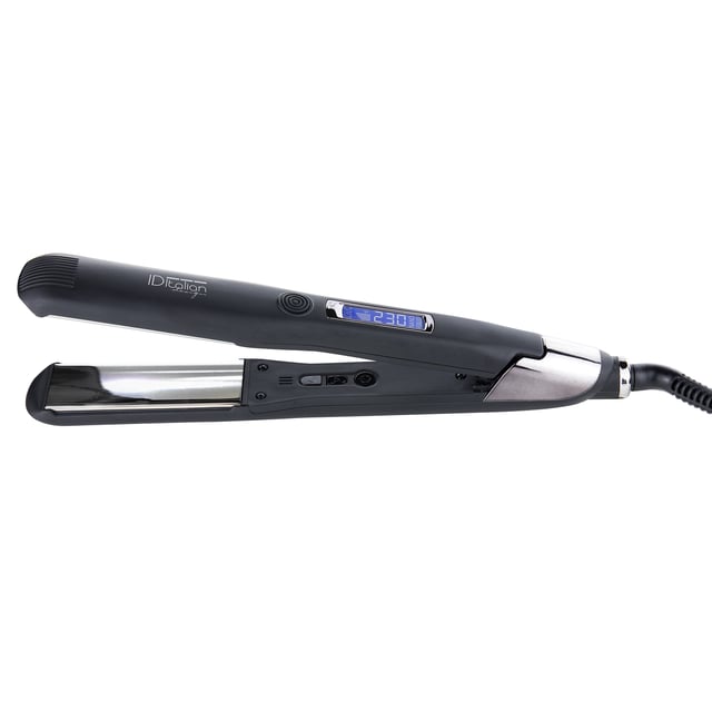 Descripción:
Premium es la plancha más versátil de su línea, por su anchura, la más ancha con 32,9mm, efectúa un alisado perfecto en pocos segundos además de obtener unos resultados profesionales a la hora de rizar y ondular el cabello dejando el cabello suave y con más brillo que con otros stylers.La línea de planchas Platinum Prime Style cuenta con los últimos avances en NANO IONIC TECHNOLOGY que no alteran la forma natural de la cutícula del cabello. Además tienen la capacidad de no generar cargas electroestáticas evitando el encrespamiento. Las placas basculantes, cuentan también con un revestimiento de Silver Mirror Titanium que las hace ultradeslizantes minimizando la fricción en el cabello. Este tratamiento alarga la vida útil de la placa y es muy fácil de limpiar.Cuenta con una pantalla LCD donde indica la temperatura que es variables de 80 a 230ºC. Gracias a la memoria interna incorporada regresa al último ajuste de temperatura automáticamente al encender la plancha. Calentamiento cerámico ultrarápido.  Cable giratorio de 2,6m. Voltaje universal y Apagado automático.IDEPLAT2012


Modo de Empleo:
1. Conecte el aparato a un enchufe adecuado.2. Presione el botón “On”.3. Establezca la temperatura adecuada al trabajo a realizar .(la temperatura más indicada de trabajo está entre 150º - 180ºC).4. Después de su uso ponga el interruptor en posición “OFF” yasegúrese de desenchufar la plancha.ATENCIÓN: LA TEMPERATURA MÁXIMA 230ºC ESEXTREMADAMENTE ALTA, UTILÍCELA SOLO PARA TÉCNICASDE PEINADO ESPECIALES.