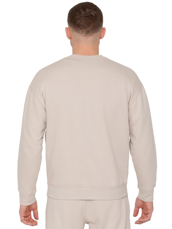El suéter oversized para hombre Averè de Enzo Milano presenta un ajuste relajado y casual, perfecto tanto para descansar como para el uso diario. El frente muestra un discreto logotipo de Averè en el pecho. El suéter tiene mangas largas y un cuello redondo acanalado con puños acanalados, lo que le da una silueta limpia y clásica. La tela suave y el forro de felpa garantizan comodidad, mientras que el corte de hombro caído mejora el aspecto oversized. La parte trasera permanece lisa, manteniendo un estilo simple y elegante. Ideal para combinar con pantalones de chándal o jeans para un atuendo relajado.