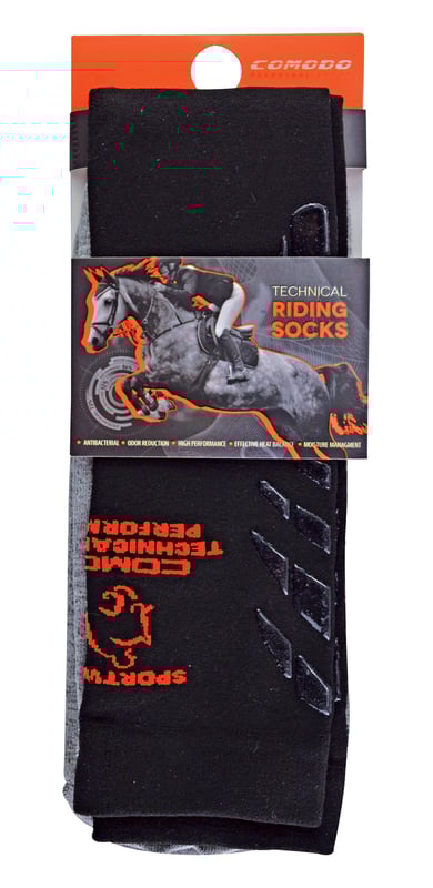 Comodo levert sinds 1996 hoogwaardige sokken voor dames en heren. Ze verkopen een assortiment sokken voor wandelen, fietsen, jagen, skiën en nu , paardrijden! Welk type sokken je ook draagt, je voeten zullen altijd comfortabel en warm aanvoelen, ongeacht het weer of de omgeving! Het is belangrijk om zachte en comfortabele sokken te dragen tijdens het paardrijden. Daarom heeft Comodo paardrijsokken van microvezel gemaakt voor mannen en vrouwen. Deze sokken zijn lichtgewicht en functioneel omdat ze moeiteloos onder rijlaarzen passen voor een koele, comfortabele rit. Ze zijn gemaakt van fijne microvezel om maximale bescherming tegen schuren te bieden, en het ademende breisel houdt de benen koel in de zomer en warm in de winter. Het zacht aanvoelende katoenen materiaal helpt ook om vocht en zweet af te voeren, vooral als je in de zomer urenlang hebt paardgereden. Met hun ondersteuning en verstevigingen op de juiste plaatsen, zullen Comodo paardrijsokken er zeker geweldig uitzien en hun conditie behouden, keer op keer. Kies uit deze kleurrijke blokpanelen voor je favoriete paar paardrijsokken. Deze sokken zijn gemaakt van 45% Polyamide Microvezel, 25% Katoen, 25% Polyamide, 5% Elastaan. Ze zijn verkrijgbaar in de maten 36-39 EU, 39-42 EU. Deze sokken zijn handwasbaar op 30 graden.