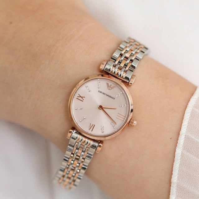 Sku: AR11223Case Size: 28 mmMovement: Quartz Two-HandStrap Material: Stainless SteelStrap Colour: Two ToneCase Water Resistance: 3 ATMCase Material: Stainless SteelCase Colour: Rose GoldDial Colour: PinkStrap Width: 12 mmClosure: Bracelet Butterfly DeployantStrap Inner Circumference: 175 +/- 5 mmCrystal Type: MineralBattery Type: SR616SW
