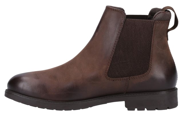 De Gretton Chelsea boot combineert een door het platteland geïnspireerde stijl met wintergereed functionaliteit. Met waterdichte leren bovenkant en memory foam zolen zorgt het ervoor dat je voeten warm, droog en comfortabel blijven het hele seizoen door. De achterste aantrekloop maakt het gemakkelijk om ze aan te trekken, terwijl het slanke ontwerp een vleugje moeiteloze stijl aan je wintergarderobe toevoegt. Perfect voor wie zowel functionaliteit als mode wil tijdens de koudere maanden. - Waterdichte leren bovenkant - Achterste aantrekloop voor gemakkelijk aan- en uittrekken - Memory foam zolen - Cotswold branding