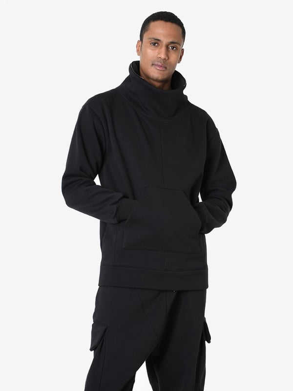 Nuestra sudadera de color sólido es la solución perfecta para aquellos que valoran la simplicidad y la elegancia en su vestimenta diaria, y su diseño minimalista hace que sea fácil combinarla con cualquier estilo.

El práctico capucha con cierre proporciona protección adicional contra el viento y la lluvia, al mismo tiempo que añade un carácter deportivo, lo que hace que esta sudadera sea una excelente elección para cualquier clima.

Los bolsillos dobles en el frente no solo añaden estilo, sino que también ofrecen mucho espacio para guardar pequeños objetos, como el teléfono, las llaves o la cartera, lo que hace que esta sudadera sea extremadamente funcional.

Los puños ajustables en las muñecas aseguran un ajuste perfecto y comodidad al llevarla, previniendo la entrada de aire frío, lo que hace que la sudadera sea ideal para días más fríos.

Fabricada en Italia - garantía de la más alta calidad de fabricación y atención al detalle, lo que hace que nuestra sudadera sea sinónimo de lujo y durabilidad, apreciado por todo amante de la moda.